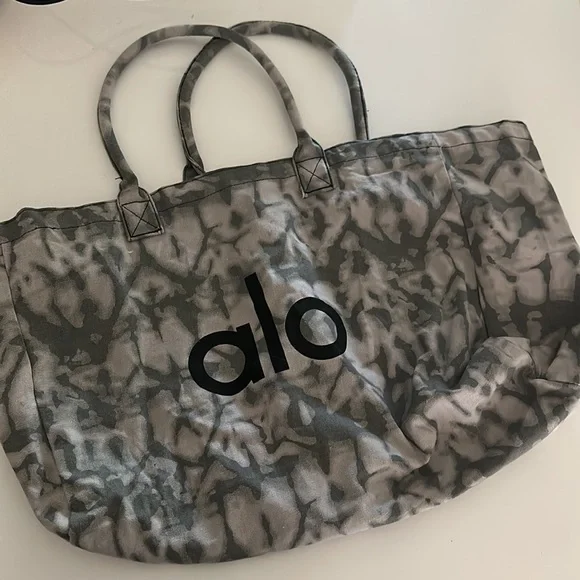 Alo Duffle Tote Bag - Picture 3 of 5